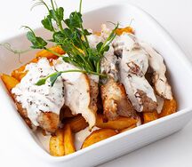 Запеченный картофель со стейком и соусом дорблю