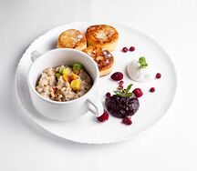 Сырники со сметаной, ягодным соусом и кашей