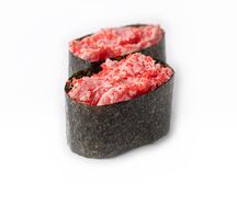 Гункан с тунцом и спайси-соусом