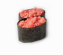 Гункан с Форелью и Спайси-соусом