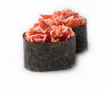 Гункан с крабом и спайси-соусом