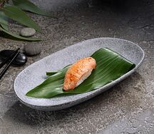 Суши с карамельным лососем