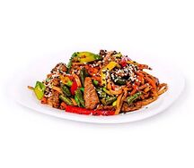 Wok c говядиной в соусе из черного перца