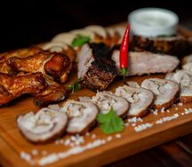 Плато мясных копченостей