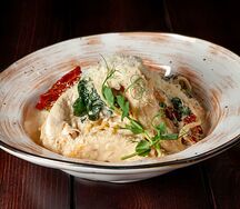 Спагетти со шпинатом и куриной грудкой