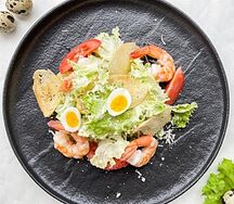 Салат Цезарь с креветками