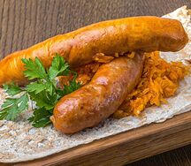 Дуэт колбасок из свинины и цыпленка с тушеной капустой