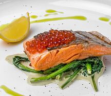 Стейк из форели с сезонными овощами, икорным соусом и бобами эдамаме