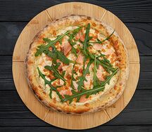Пицца с лососем и рукколой