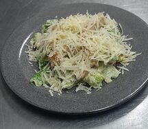 Салат Цезарь с курицей