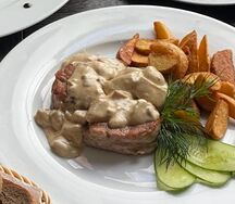Медальоны из cвинoй вырезки с белыми грибами