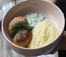 Щучьи котлеты с картофельным пюре и соусом дзадзики