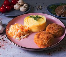 Котлеты по-домашнему с картофельным пюре и салатом