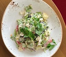 Салат с баклажаном, овощами и фирменным соусом
