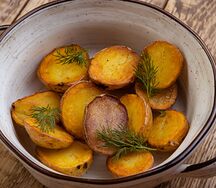 Молодой картофель с розмарином