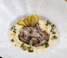 Строганов из оленя с белыми грибами