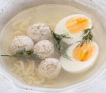 Куриный бульон с домашней лапшой