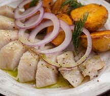 Сельдь с молодым картофелем и луком