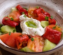 Салат с печеным перцем и муссом из домашнего сыра и хрена