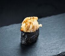 Запечённый гункан с кальмаром