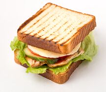 Сэндвич с курицей и соусом барбекю