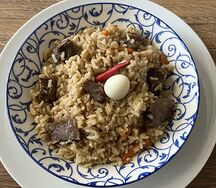 Плов с говядиной и салатом