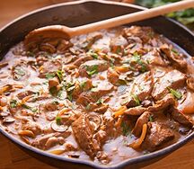 Говядина по-строгановски с картофельным пюре