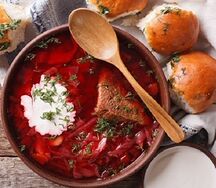 Борщ традиционный с пампушкой, свежим чесноком и зеленью
