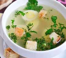 Бульон куриный с яйцом гренками и зеленью