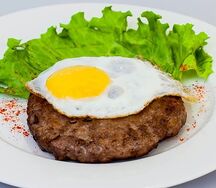 Бифштекс рубленый с яйцом