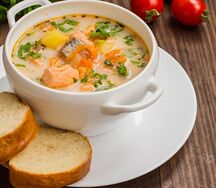 Уха из лосося со сливками и зеленью