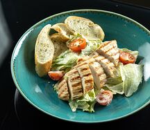 Салат Цезарь с курицей