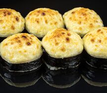 Запеченный с лососем и сырным соусом