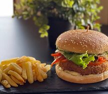 Мексиканский бургер с куриной котлетой