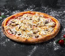 Пицца с сыром, ветчиной и грибами