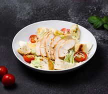 Салат Цезарь с курицей
