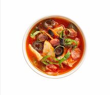 Солянка с колбасками и цыпленком