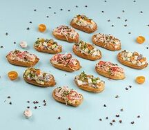 Сет мини эклеров с салатом ассорти