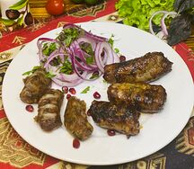 Ассорти из говяжьей печени и сердца в бараньей сетке