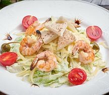 Салат Цезарь с креветками
