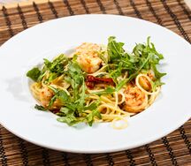 Спагетти с рукколой и креветками