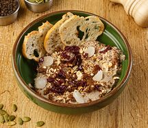 Куриный паштет на портвейне с маринованным луком, фундуком и гренками