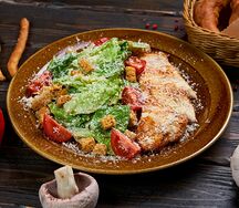 Салат Цезарь с куриной грудкой гриль