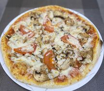 Пицца с курицей и грибами