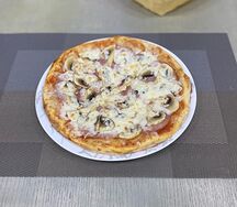 Пицца с ветчиной и грибами