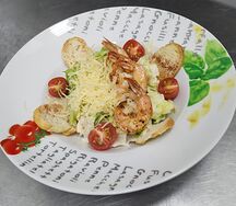 Салат Цезарь с креветками
