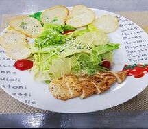 Салат Цезарь с курицей