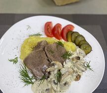 Язык говяжий в сливочно-грибном соусе