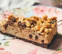 Чизкейк карамельный с арахисом