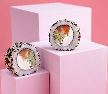 Ролик с нежным сыром и рыбкой в кунжуте